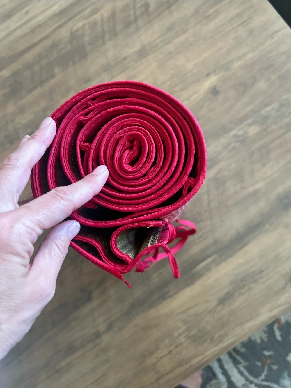 Cutest vintage Red Gingham Roll-Up Bamboo beach Mat - in EUC straw